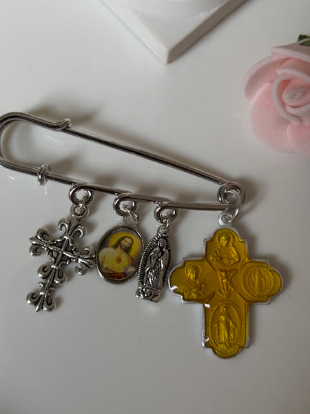 broche ex voto, broche épingle porte bonheur, croix et vierge miraculeuse fait main
