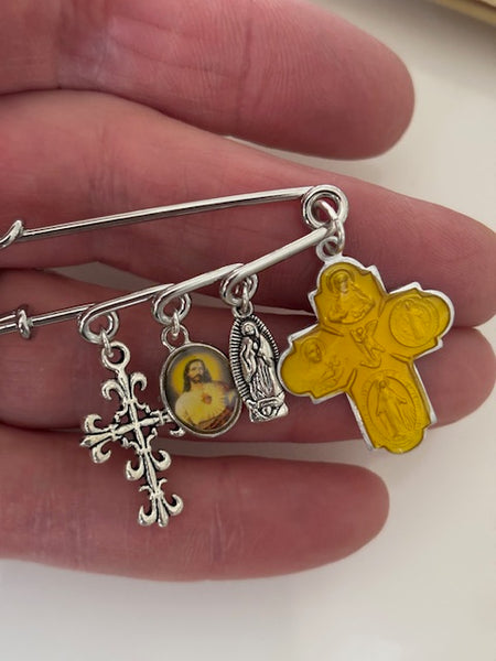 broche ex voto, broche épingle porte bonheur, croix et vierge miraculeuse fait main