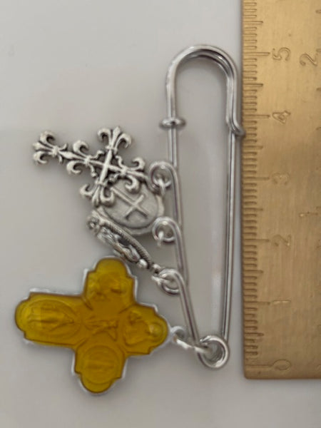 broche ex voto, broche épingle porte bonheur, croix et vierge miraculeuse fait main