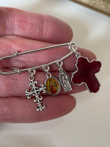 broche ex voto, broche épingle porte bonheur, croix et vierge miraculeuse fait main