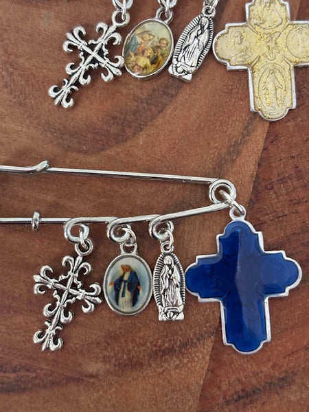 broche ex voto, broche épingle porte bonheur, croix et vierge miraculeuse fait main