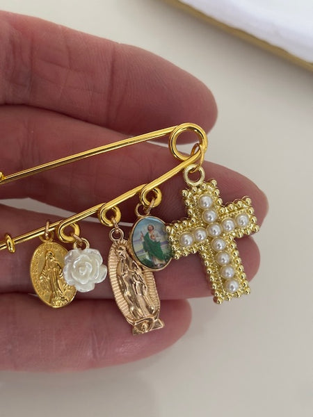 Broche ex voto, broche croix médaille religieuse, cadeau pour maman croix, cadeau pour femme croix, breloque croix rose blanche