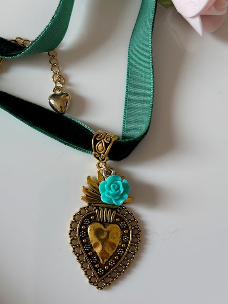 Choker coeur, collier coeur vert doré, breloque ex voto, cadeau pour maman choker, cadeau pour femme amour, fait main ras de cou