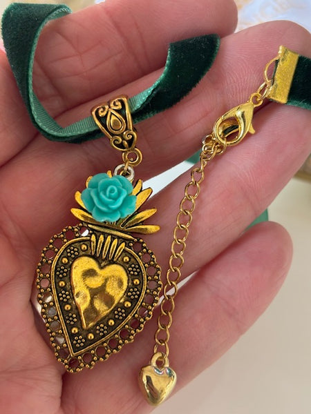 Choker coeur, collier coeur vert doré, breloque ex voto, cadeau pour maman choker, cadeau pour femme amour, fait main ras de cou
