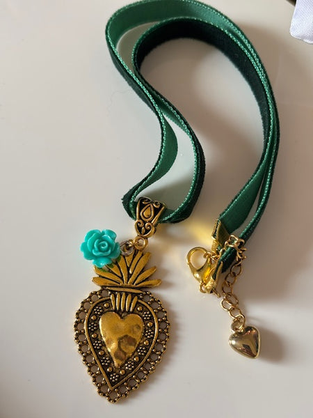 Choker coeur, collier coeur vert doré, breloque ex voto, cadeau pour maman choker, cadeau pour femme amour, fait main ras de cou