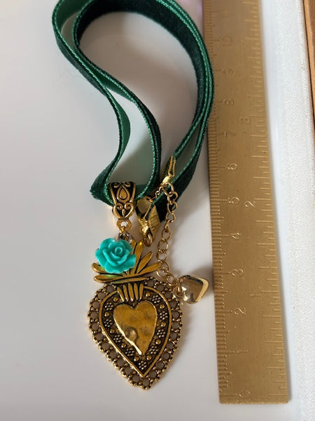 Choker coeur, collier coeur vert doré, breloque ex voto, cadeau pour maman choker, cadeau pour femme amour, fait main ras de cou