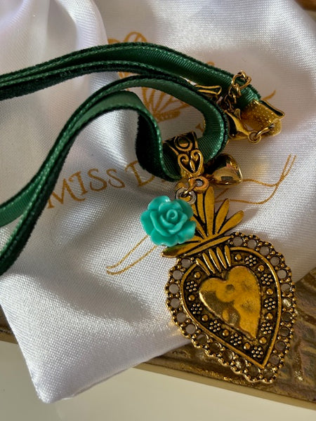 Choker coeur, collier coeur vert doré, breloque ex voto, cadeau pour maman choker, cadeau pour femme amour, fait main ras de cou