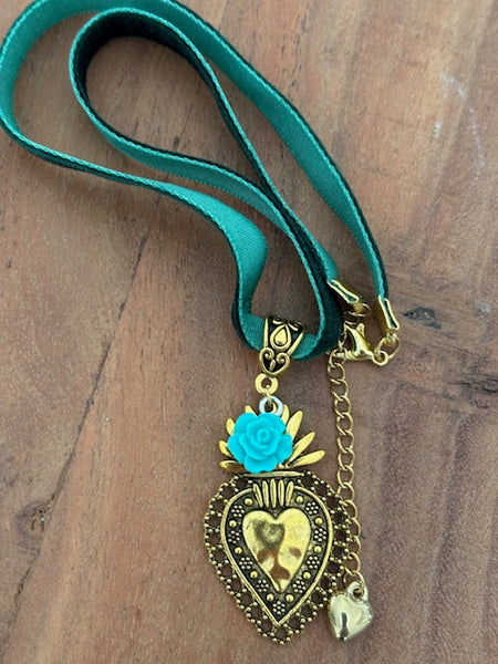 Choker coeur, collier coeur vert doré, breloque ex voto, cadeau pour maman choker, cadeau pour femme amour, fait main ras de cou