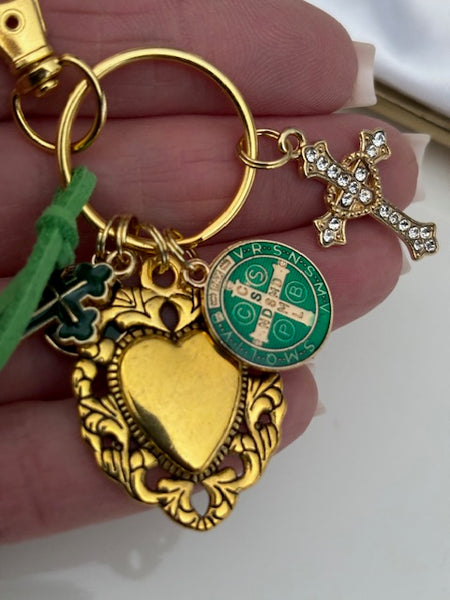 Porte-clés coeur sacré et croix, cadeau pour maman ex voto, breloque Saint Benoit, collection spéciale Saint Benoit