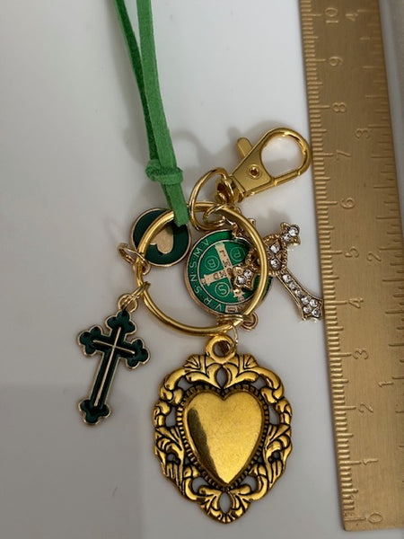 Porte-clés coeur sacré et croix, cadeau pour maman ex voto, breloque Saint Benoit, collection spéciale Saint Benoit
