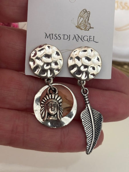 Clips d'oreilles tête d'indien et plume, cadeau zuni indien, breloque plume, pendentif tête d'indien, clips d'oreilles asymétriques