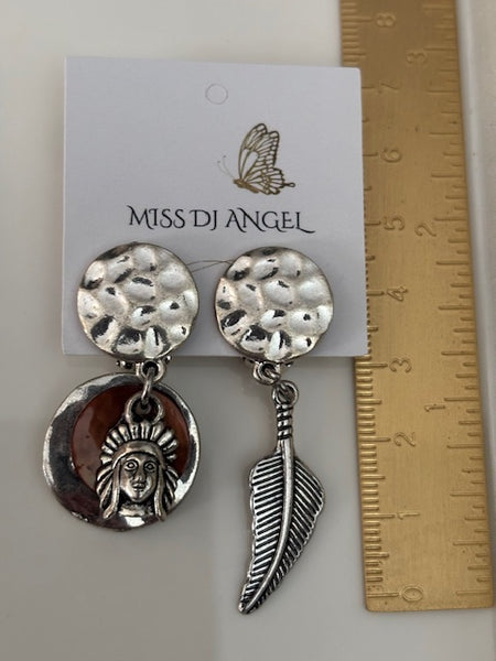 Clips d'oreilles tête d'indien et plume, cadeau zuni indien, breloque plume, pendentif tête d'indien, clips d'oreilles asymétriques