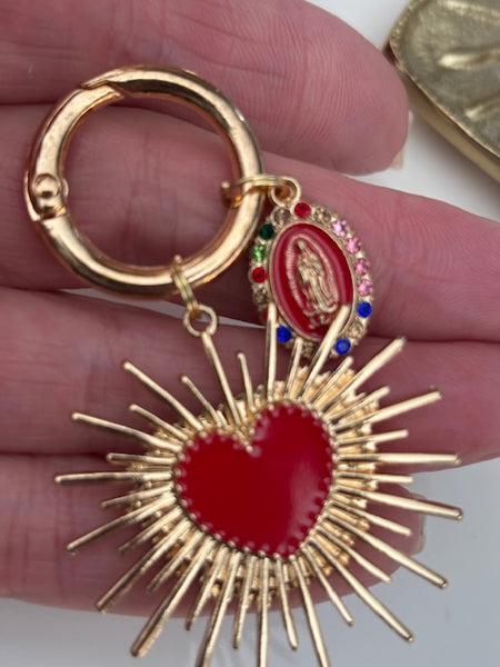 Porte clé charms coeur sacré, coeur ex voto rouge et médaille religieuse de la Vierge Marie