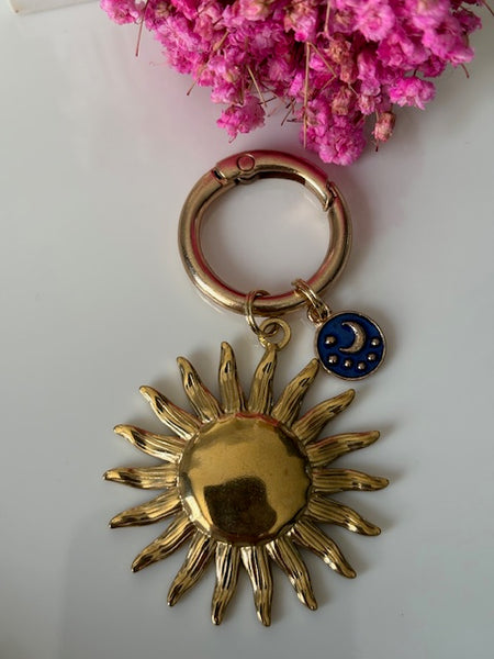 Un accessoire tendance le porte-clés élégant lune et soleil, grand soleil et breloque lune doré, cadeau pour femme soleil lune.