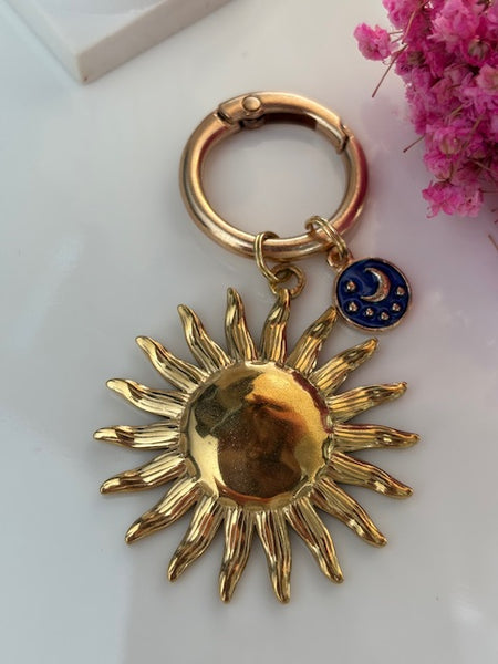 Un accessoire tendance le porte-clés élégant lune et soleil, grand soleil et breloque lune doré, cadeau pour femme soleil lune.
