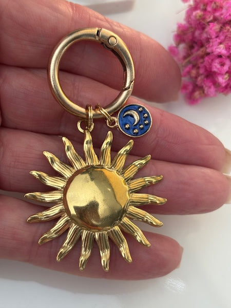 Un accessoire tendance le porte-clés élégant lune et soleil, grand soleil et breloque lune doré, cadeau pour femme soleil lune.