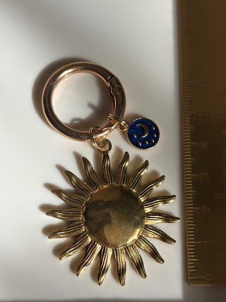 Un accessoire tendance le porte-clés élégant lune et soleil, grand soleil et breloque lune doré, cadeau pour femme soleil lune.
