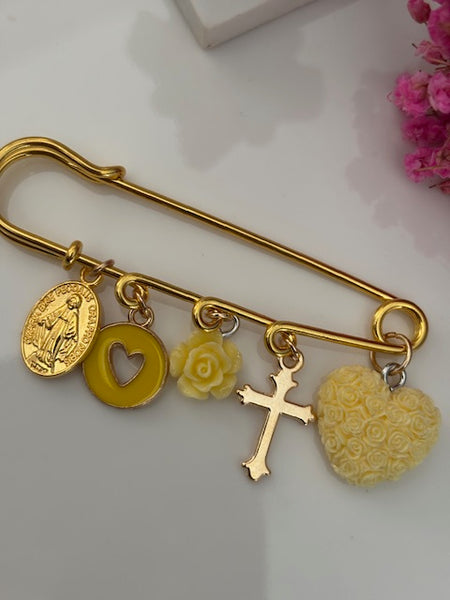 Broche ex voto, broche médaille religieuse, broche épingle porte bonheur, croix et vierge miraculeuse fait main avec amour.