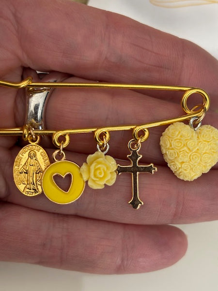 Broche ex voto, broche médaille religieuse, broche épingle porte bonheur, croix et vierge miraculeuse fait main avec amour.