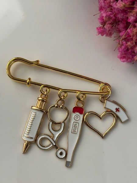 Broche infirmière, cadeau pour infirmière, breloque seringue, pendentif coiffe, cadeau pour maman coiffe d'infirmière