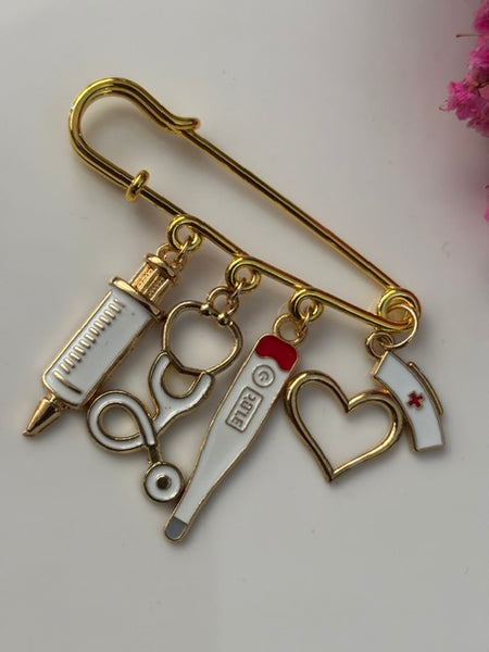 Broche infirmière, cadeau pour infirmière, breloque seringue, pendentif coiffe, cadeau pour maman coiffe d'infirmière