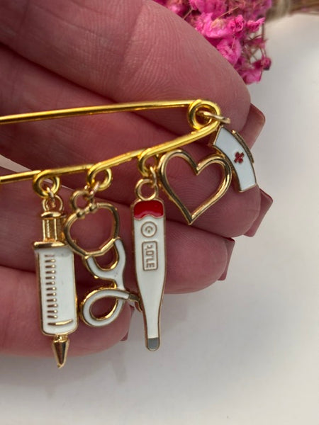 Broche infirmière, cadeau pour infirmière, breloque seringue, pendentif coiffe, cadeau pour maman coiffe d'infirmière