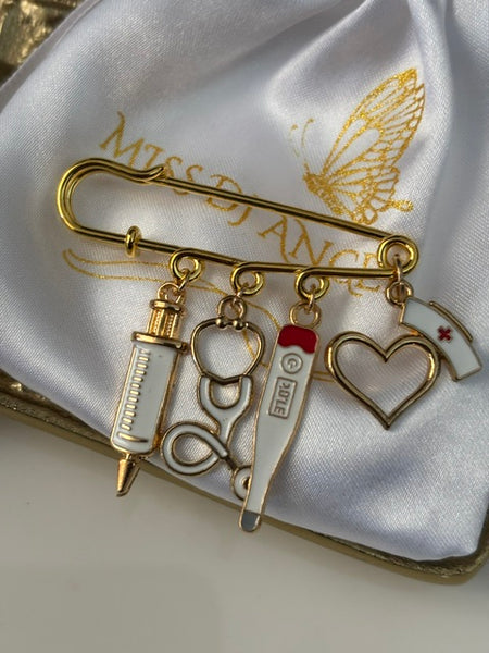Broche infirmière, cadeau pour infirmière, breloque seringue, pendentif coiffe, cadeau pour maman coiffe d'infirmière