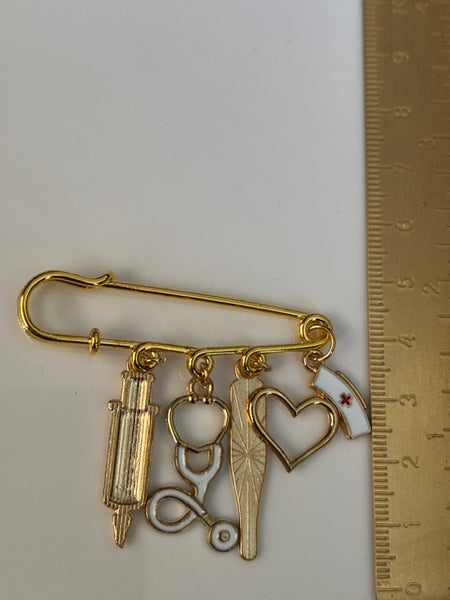 Broche infirmière, cadeau pour infirmière, breloque seringue, pendentif coiffe, cadeau pour maman coiffe d'infirmière