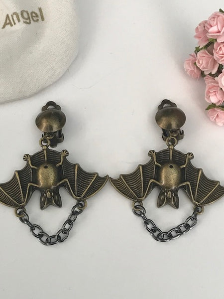 Des boucles d'oreille tendance thème chauve-souris, clips d'oreille en métal bronze avec grand pendentif chauve-souris