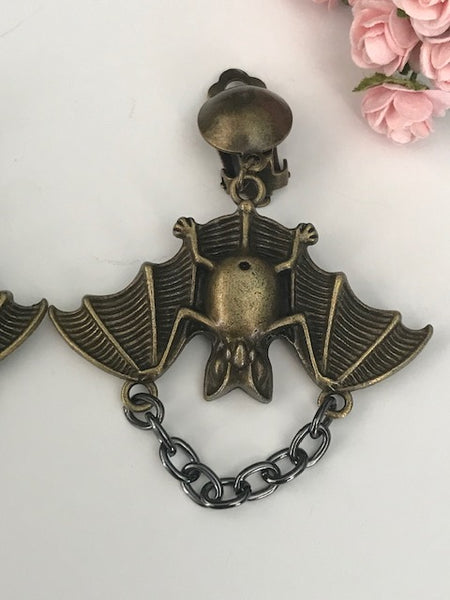 Des boucles d'oreille tendance thème chauve-souris, clips d'oreille en métal bronze avec grand pendentif chauve-souris