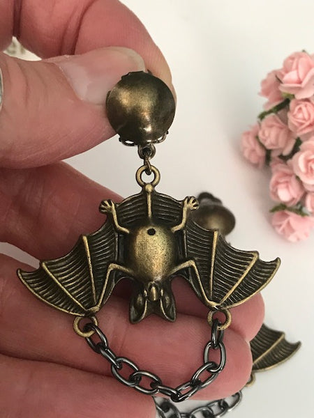 Des boucles d'oreille tendance thème chauve-souris, clips d'oreille en métal bronze avec grand pendentif chauve-souris