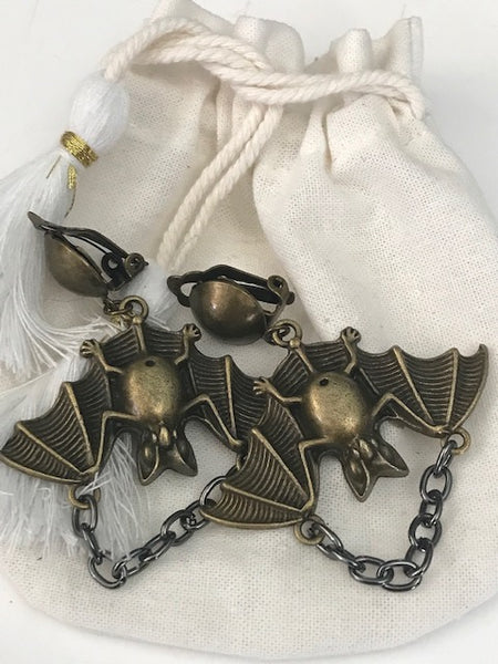 Des boucles d'oreille tendance thème chauve-souris, clips d'oreille en métal bronze avec grand pendentif chauve-souris