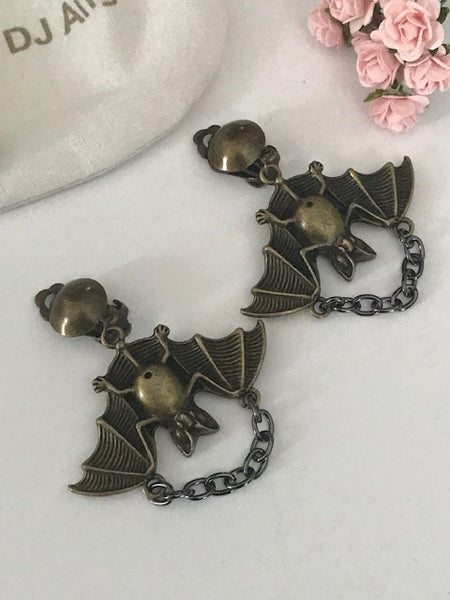 Des boucles d'oreille tendance thème chauve-souris, clips d'oreille en métal bronze avec grand pendentif chauve-souris