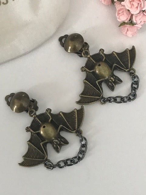 Des boucles d'oreille tendance thème chauve-souris, clips d'oreille en métal bronze avec grand pendentif chauve-souris