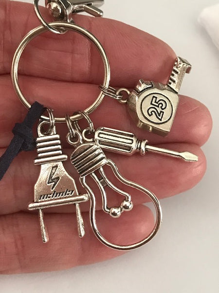 Porte-clés électricien, cadeau pour homme électricien, breloque ampoule électricité, porte clé artisan métier personnalisé, pendentif mètre