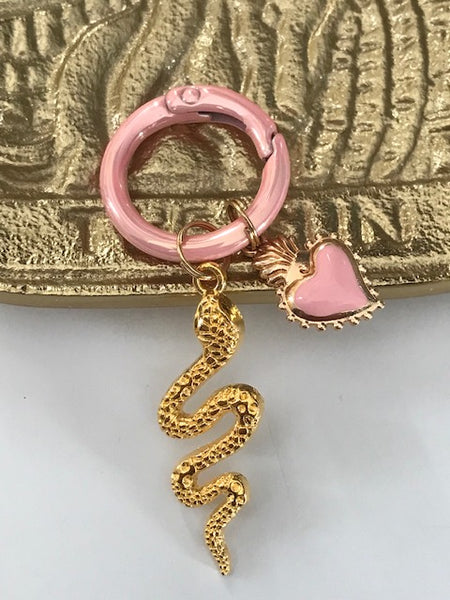 Charms serpent doré et coeur rose, charms pour sac serpent, cadeau pour femme coeur, breloque gothique charms, pendentif serpent