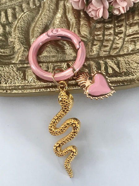Charms serpent doré et coeur rose, charms pour sac serpent, cadeau pour femme coeur, breloque gothique charms, pendentif serpent