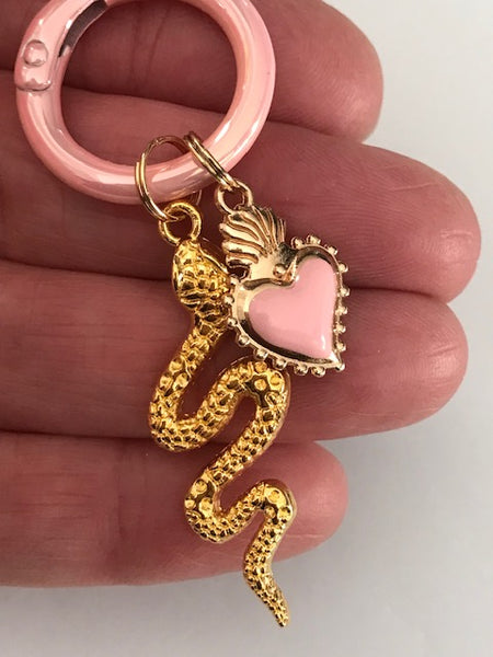 Charms serpent doré et coeur rose, charms pour sac serpent, cadeau pour femme coeur, breloque gothique charms, pendentif serpent
