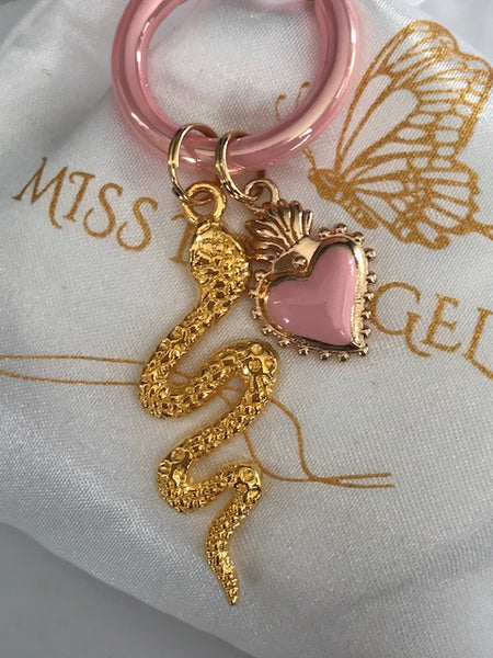 Charms serpent doré et coeur rose, charms pour sac serpent, cadeau pour femme coeur, breloque gothique charms, pendentif serpent