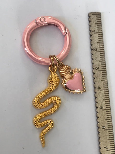 Charms serpent doré et coeur rose, charms pour sac serpent, cadeau pour femme coeur, breloque gothique charms, pendentif serpent