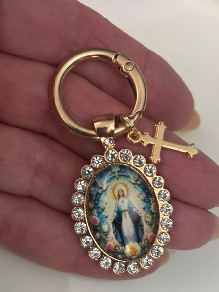 Porte-clés vierge Marie et croix dorée, charms médaille religieuse, cadeau pour femme strass, Breloque Notre Dame et croix