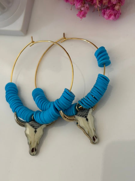 Boucles d'oreille créoles tête de buffle, cadeau pour femme bohème, breloque tête de buffle sur anneau doré, créoles pendentif bohème bleu
