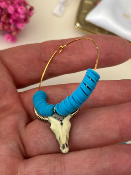 Boucles d'oreille créoles tête de buffle, cadeau pour femme bohème, breloque tête de buffle sur anneau doré, créoles pendentif bohème bleu