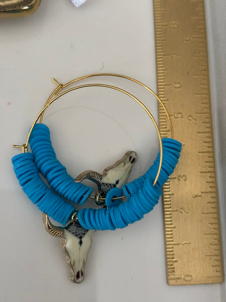 Boucles d'oreille créoles tête de buffle, cadeau pour femme bohème, breloque tête de buffle sur anneau doré, créoles pendentif bohème bleu