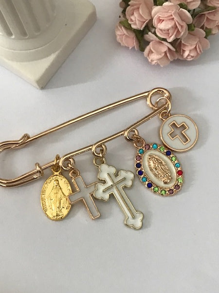 Une broche ex-voto, broche croix et médaille religieuse, cadeau pour maman, cadeau cérémonie avec pendentifs religieux.