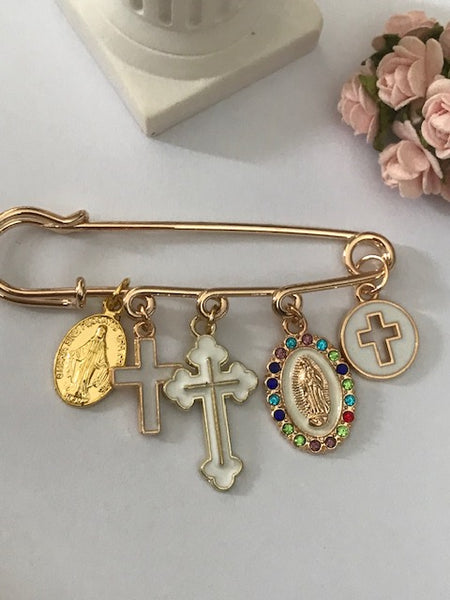 Une broche ex-voto, broche croix et médaille religieuse, cadeau pour maman, cadeau cérémonie avec pendentifs religieux.