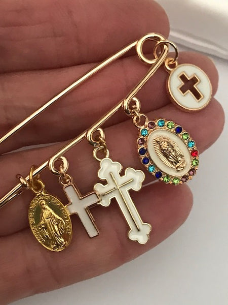 Une broche ex-voto, broche croix et médaille religieuse, cadeau pour maman, cadeau cérémonie avec pendentifs religieux.