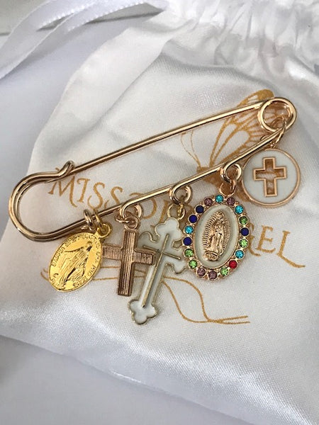 Une broche ex-voto, broche croix et médaille religieuse, cadeau pour maman, cadeau cérémonie avec pendentifs religieux.