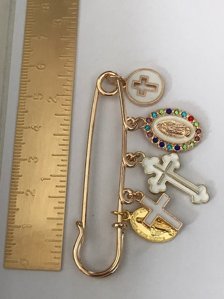 Une broche ex-voto, broche croix et médaille religieuse, cadeau pour maman, cadeau cérémonie avec pendentifs religieux.