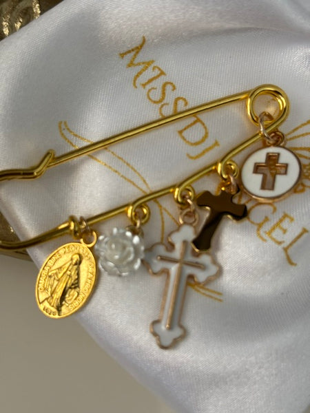 Broche ex voto, broche croix et médaille religieuse, breloque croix rose, cadeau pour femme croix, cadeau communion cérémonie fait main.